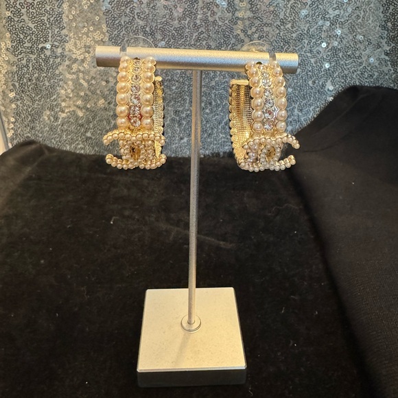 Chanel Elegant Pearl and Gold Women's Earrings - Picture 1 of 7